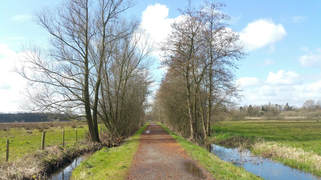 Over halfverharde wegen door de Bourgoyen